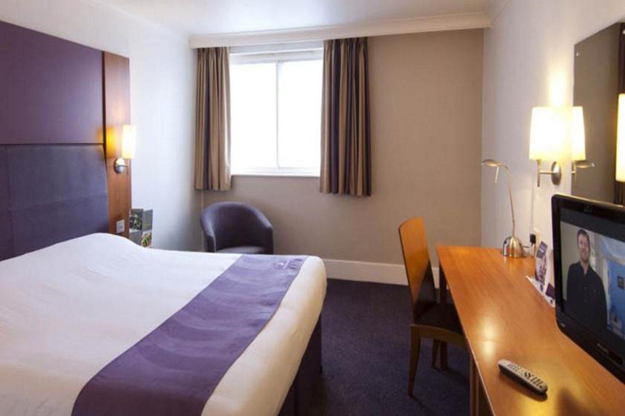 Premier Inn Leek Town Centre Eksteriør bilde